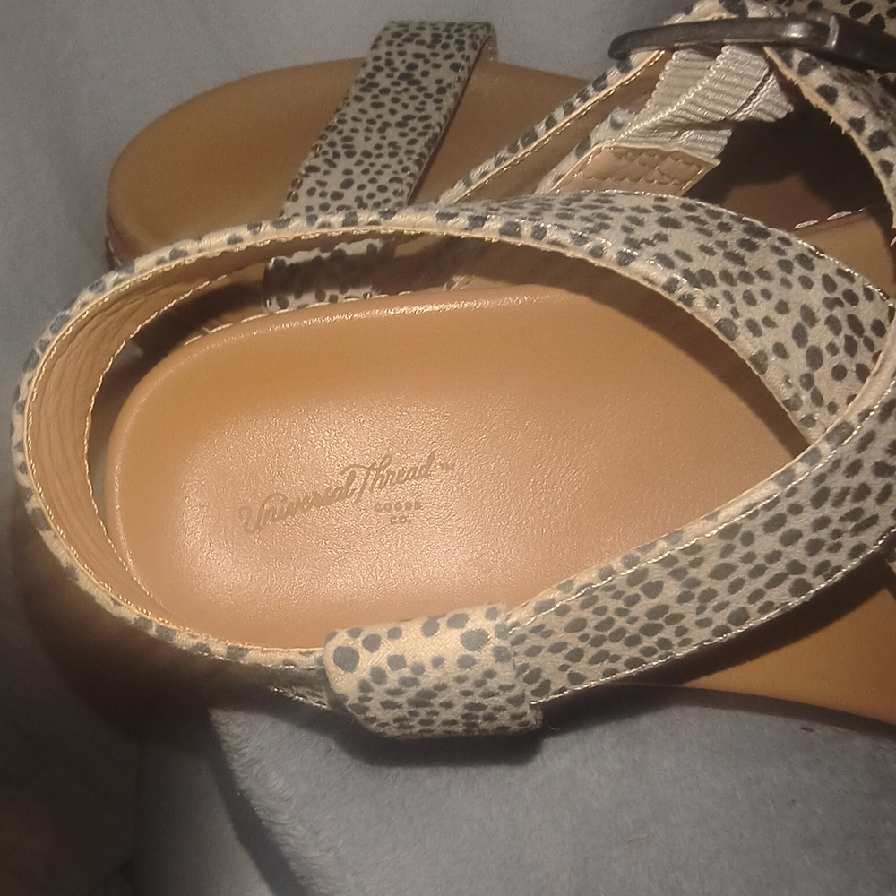 Universal Thread Tan and Black Strappy Sandals - Picture 4 of 6